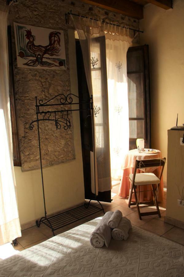 ホテル Sant Efisio Host カリアリ エクステリア 写真